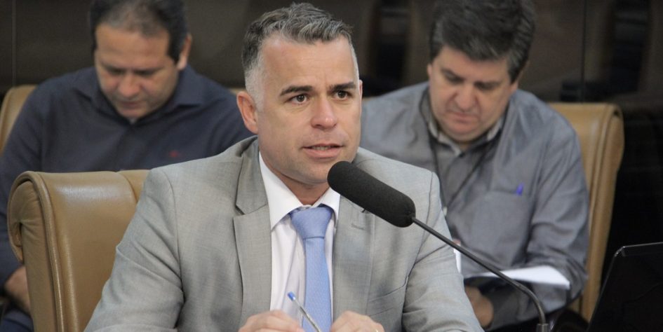 Luís Flávio pede tapamento de buraco na Rua Jorge Gomes, no Cidade Nova Jacareí