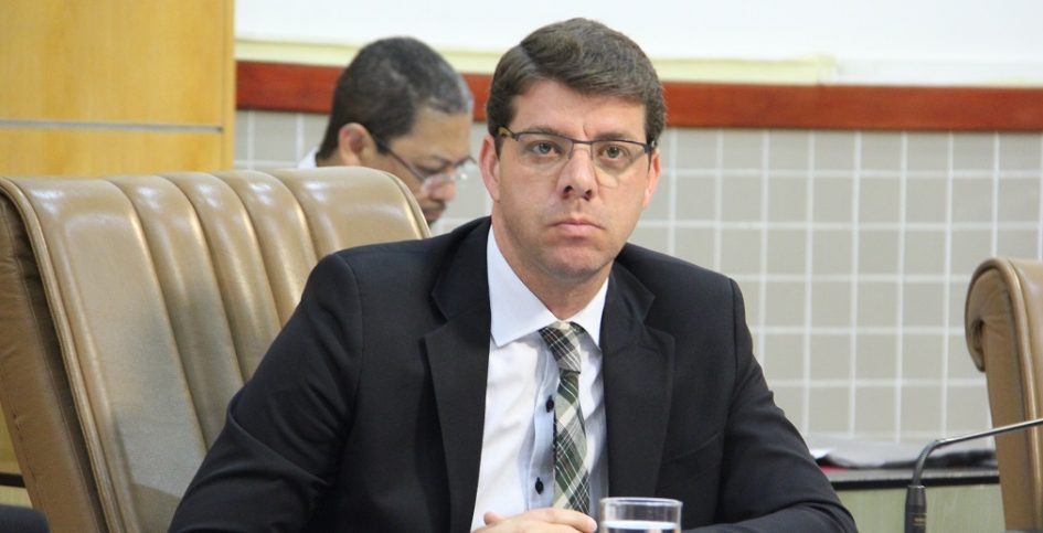 Abner indica manutenção em calçada na Estrada Theóphilo Theodoro Rezende