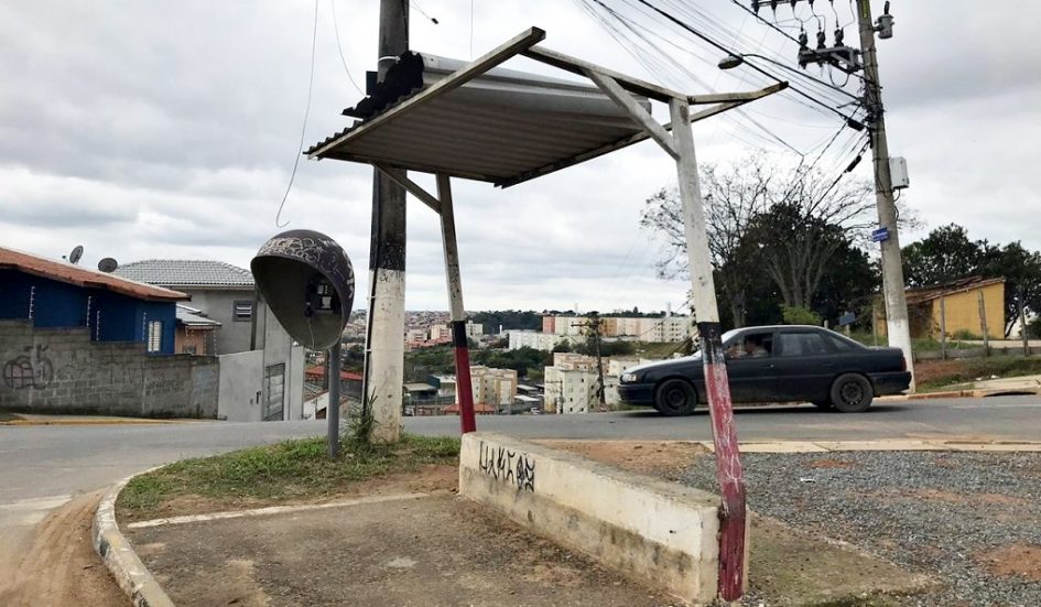 Márcia pede conserto em abrigo de ponto de ônibus no Jardim Maria Amélia