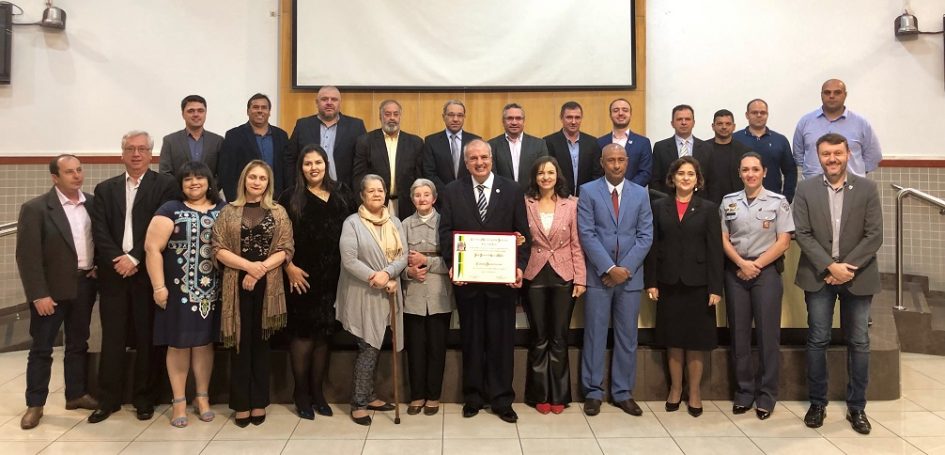 Câmara homenageia empresário João Mello como Cidadão Jacareiense