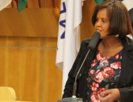 Márcia pede para Prefeitura consertar rua esburacada no centro