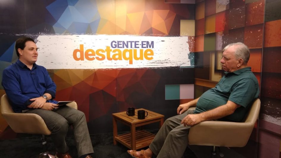 Gente em Destaque estreia novo cenário e entrevista ex-presidente da Câmara