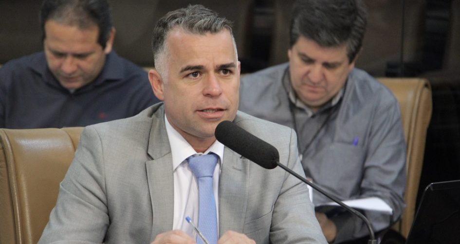 Luís Flávio fiscaliza suspensão do programa Vivaleite em Jacareí