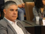 Mato e lixo acumulado nas margens do Rio Paraíba incomodam vizinhança