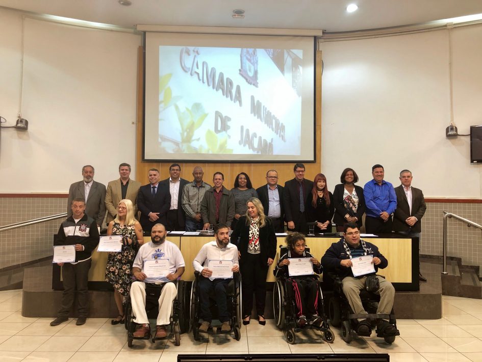 Sessão conjunta homenageia personalidades e escolas de Jacareí