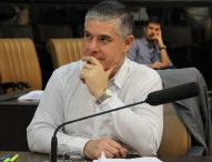 Fernando da Ótica indica limpeza e revitalização em canteiro de calçada do Mercado Municipal