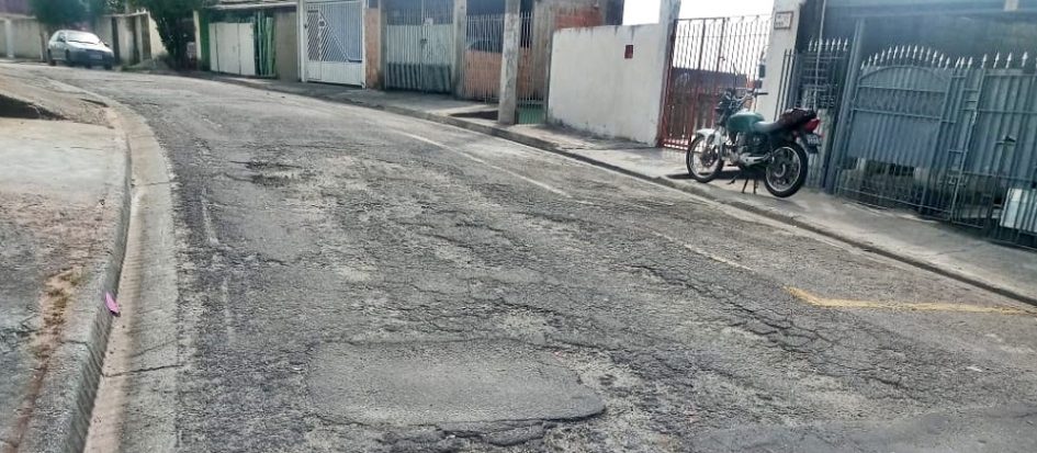 Vereadora cita Constituição em indicação para consertar asfalto na zona oeste