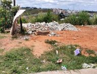 Descarte irregular de lixo e entulho revolta moradores do Parque dos Príncipes