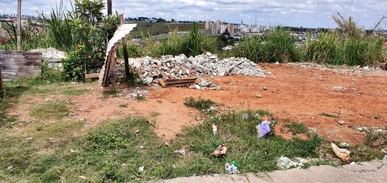 Descarte irregular de lixo e entulho revolta moradores do Parque dos Príncipes