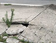 Dra. Márcia indica conserto em calçada próxima ao SAMU em Santa Cruz dos Lázaros