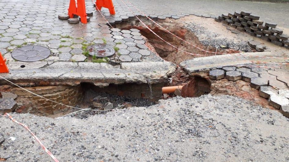 Arildo questiona abandono de obra em rua no Jardim Flórida