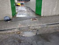 Paulinho do Esporte indica conserto de buraco em porta de escola no Campo Grande