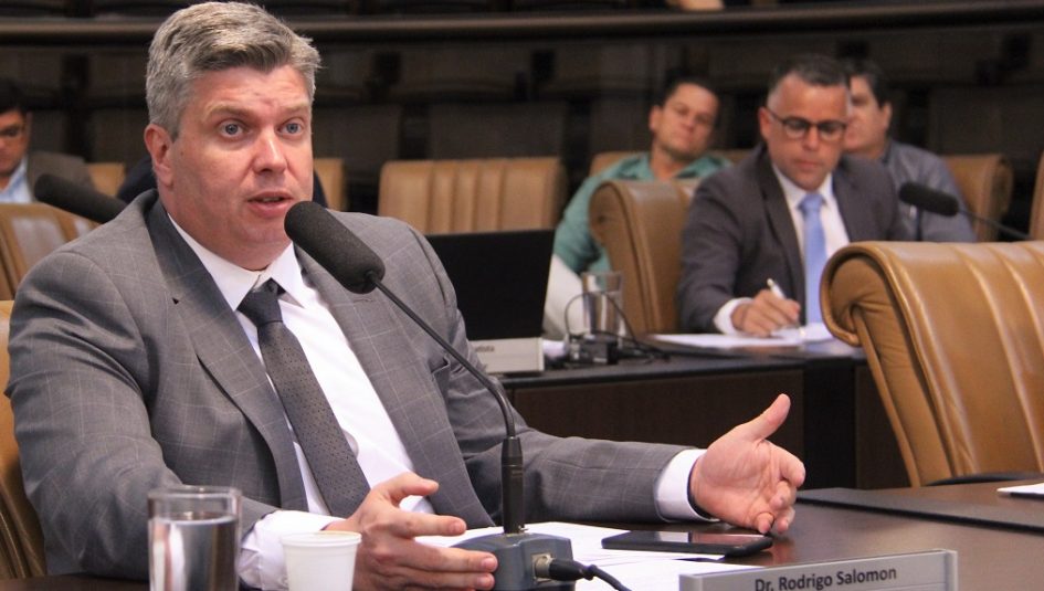 Rodrigo Salomon pede à prefeitura remoção de árvore e limpeza de bocas de lobo