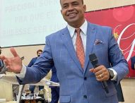 Câmara entrega Título de Cidadania ao pastor Luciano Ferreira