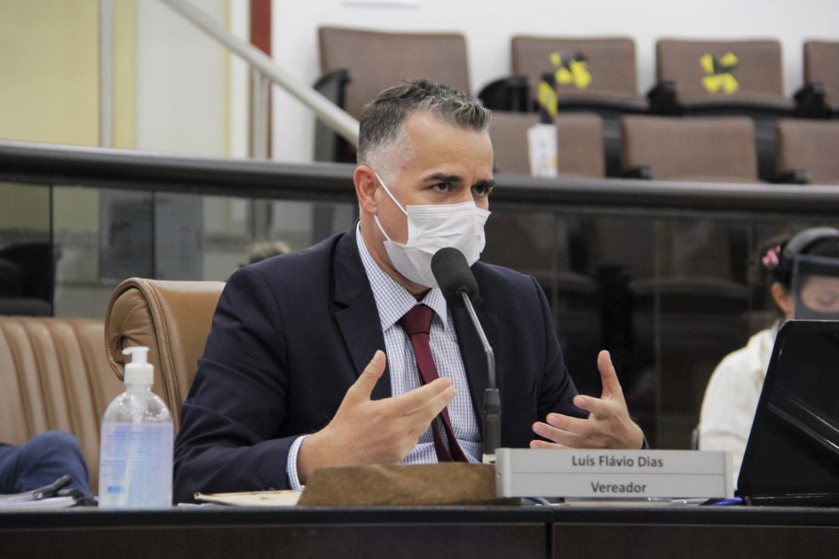 Luís Flávio questiona prefeitura sobre destino de empréstimo do CAF