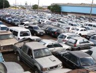 Abner e Maria Amélia assinam requerimento para implantação de pátio de recolhimento de veículos