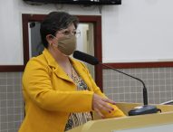 Maria Amélia solicita limpeza de campo de futebol no Santa Maria e mobilidade em calçada no Centro