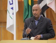 Presidente da Câmara pede mais aparelhos auditivos e aumento de vagas no sistema CROSS do Estado