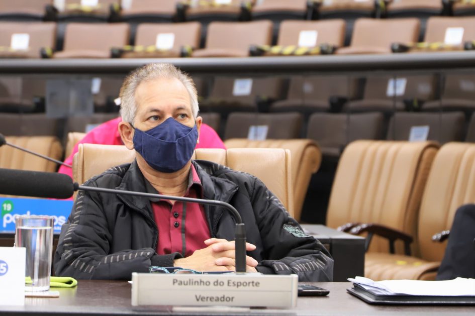 Paulinho do Esporte cobra troca de postes de madeira na região leste