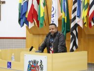 Roninha pede instalação de placa em ponto de ônibus na Av. Roberto Lopes Leal