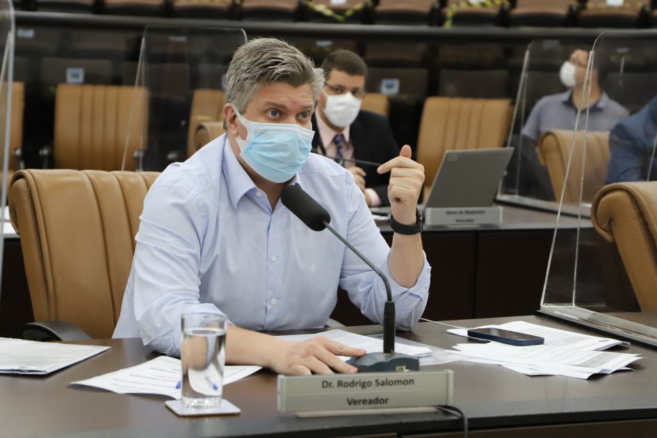 Dr. Rodrigo cobra limpeza de ruas nos bairros Cassununga, Jd. Califórnia e Bandeira Branca I