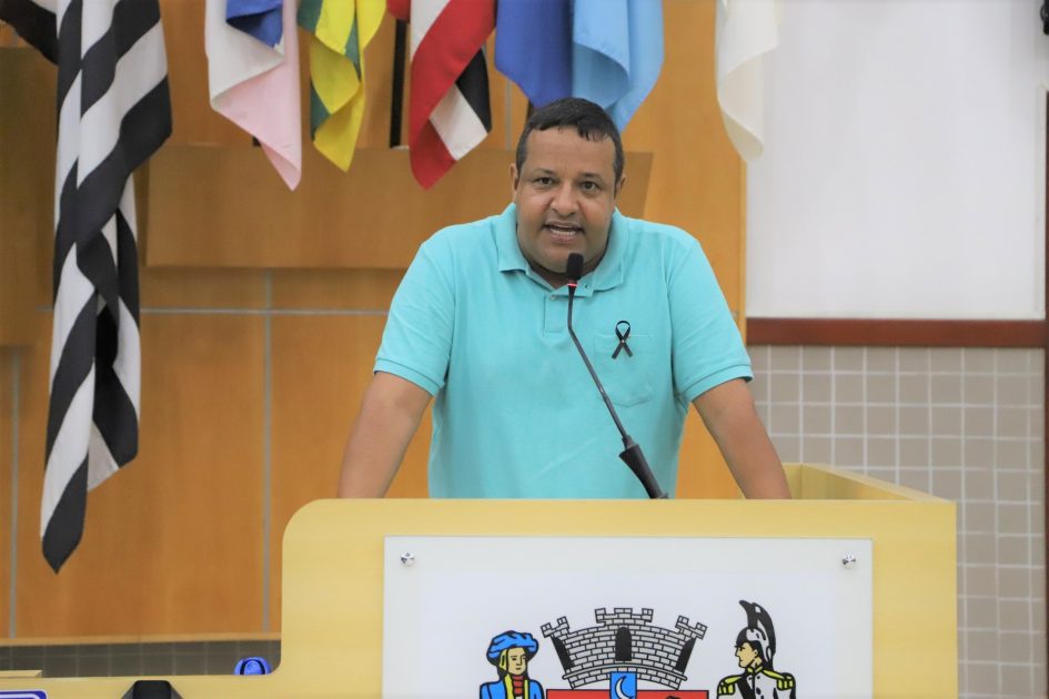 Roninha questiona Prefeito sobre atraso de obras em área esportiva na Vila Garcia
