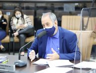 Valmir questiona Prefeitura sobre falta de grade de proteção em valeta na Av. dos Migrantes