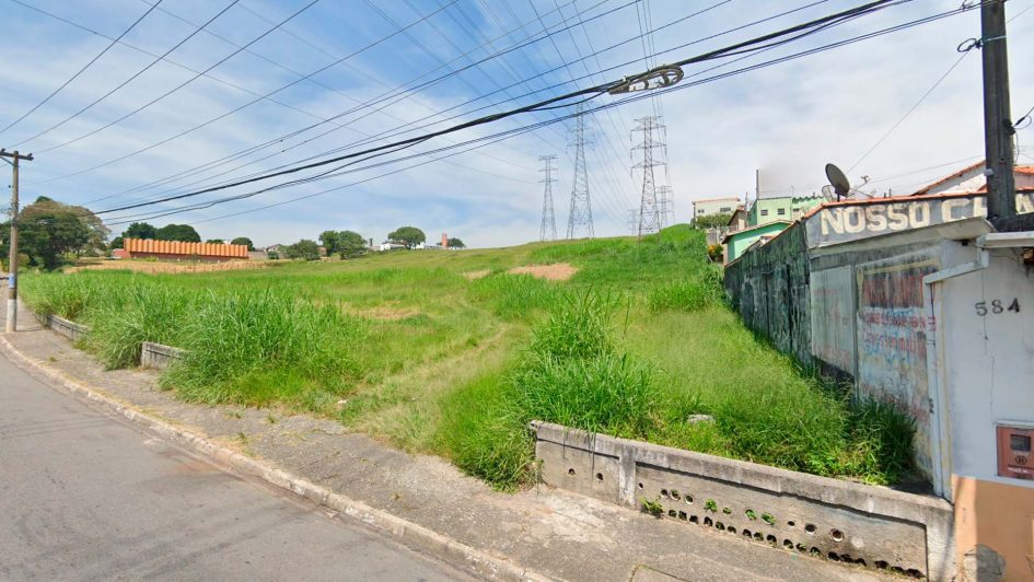 Abner de Madureira pede limpeza de terreno na Avenida das Indústrias