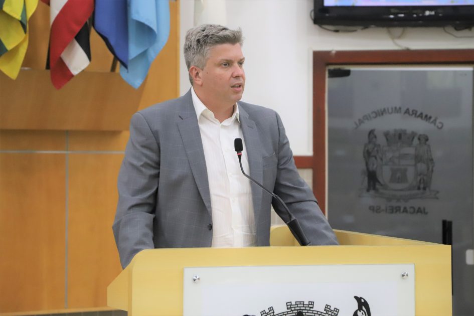 Dr. Rodrigo cobra redutor de velocidade no Jd. Didinha e poda de árvore no Centro