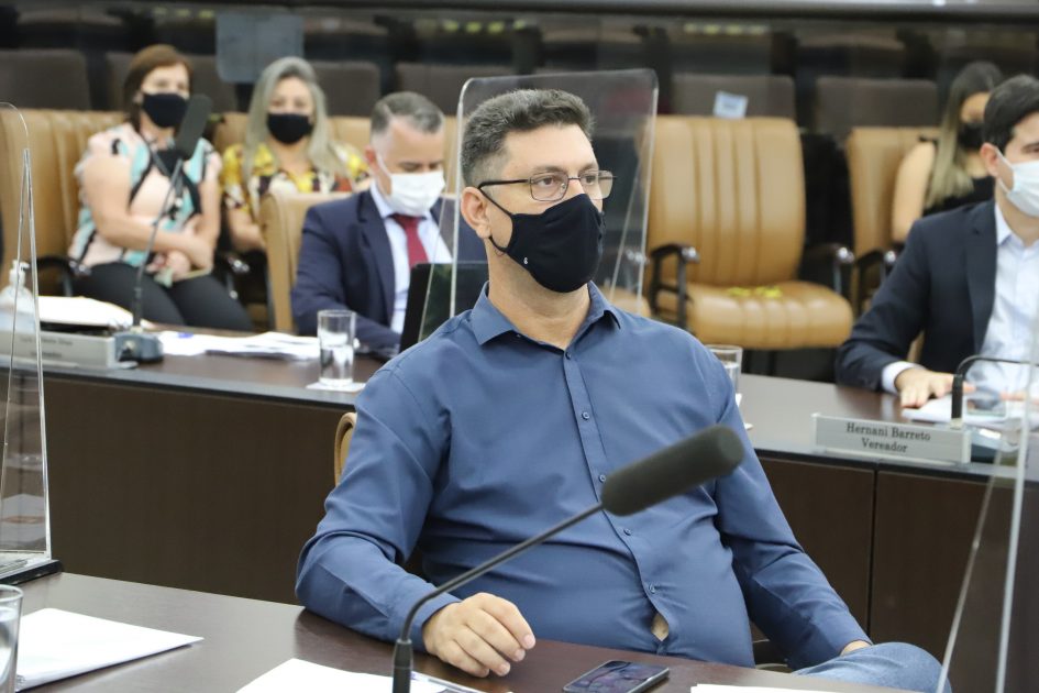 Dudi cobra limpeza de viela no Jardim Colônia