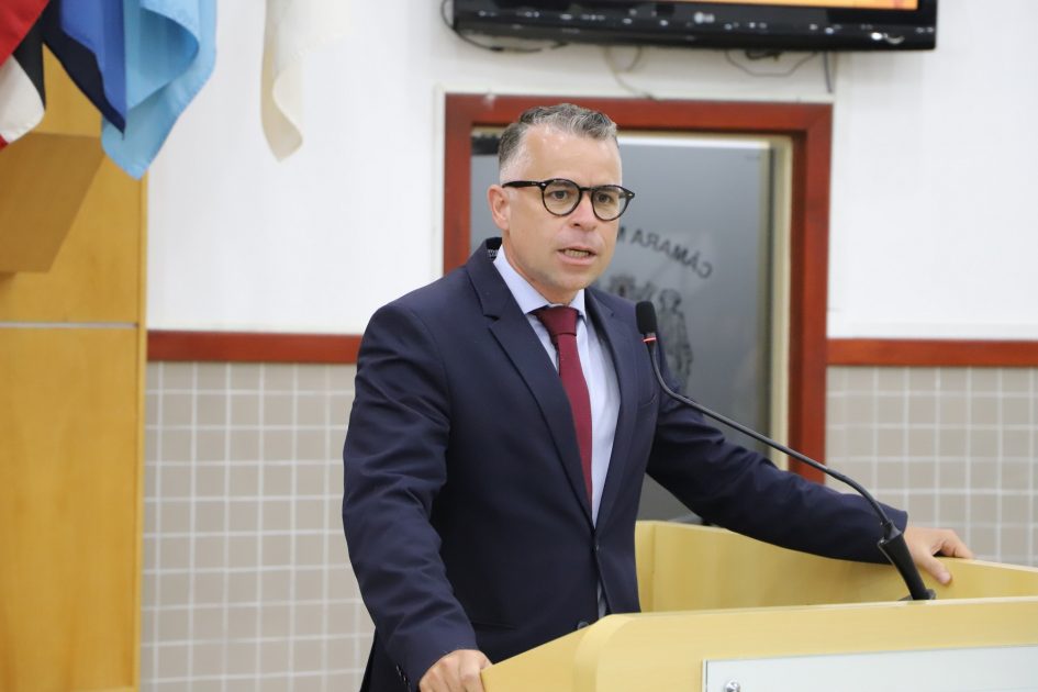 Luís Flávio pede ampliação de horários de ônibus em bairros das regiões leste e oeste