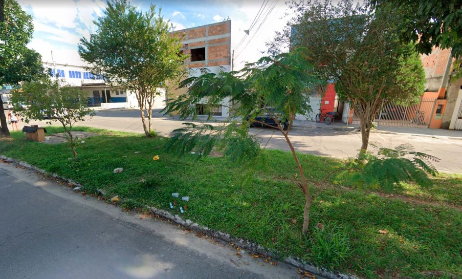 Valmir questiona Prefeito sobre falta de limpeza em valeta na Avenida dos Migrantes