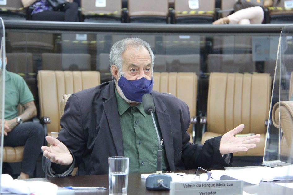 Valmir questiona prefeito sobre falta de manutenção em área verde no Jardim das Indústrias