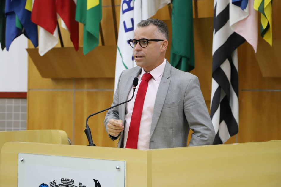 Luís Flávio cobra transporte exclusivo para alunos remanejados da Escola Estadual Benedita Freire