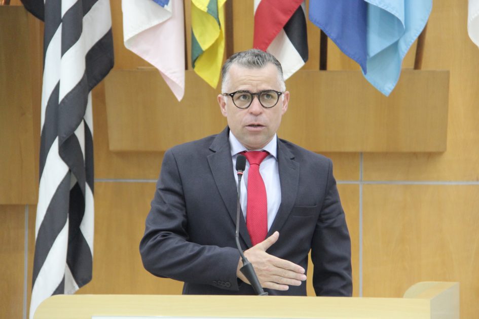 Luís Flávio exige abono salarial a professores para cobrir despesas extras durante pandemia