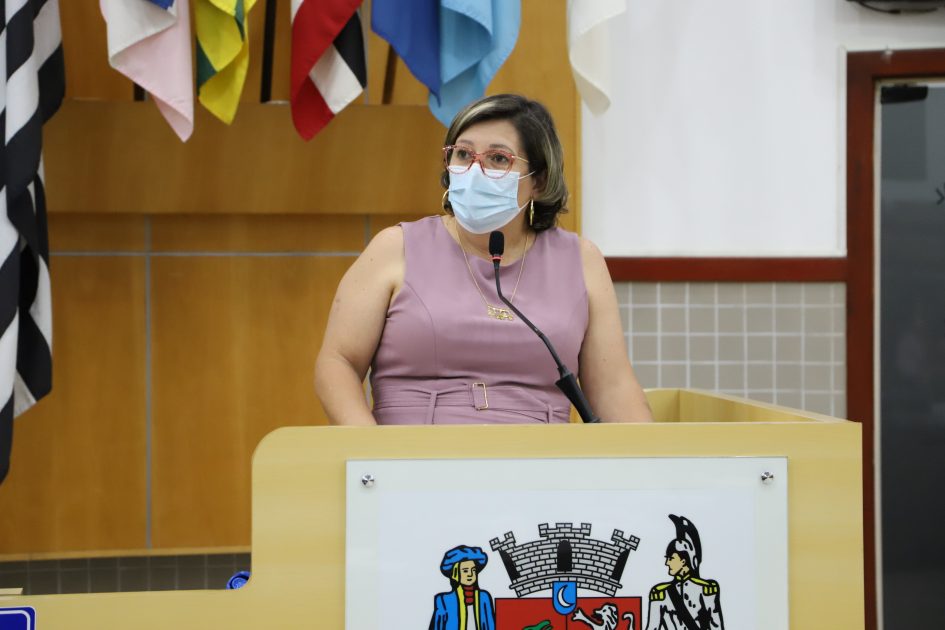 Maria Amélia pede limpeza de campo de futebol no Jardim Santa Maria