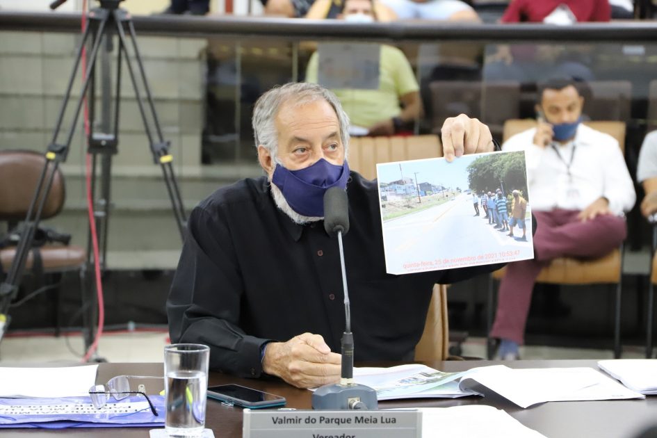 Valmir questiona prefeitura sobre falta de limpeza em calçadas de Jacareí