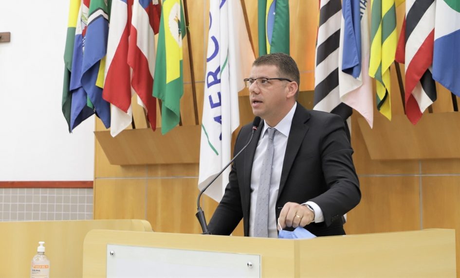 Abner de Madureira cobra manutenção de vias públicas no Conjunto 1º de Maio