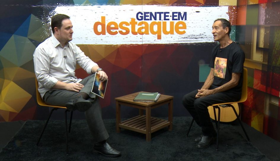 Cantor Edson Souza conta a sua história no ‘Gente em Destaque’