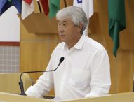 Edgard Sasaki cobra pintura de sinalização de trânsito na antiga Estrada de Igaratá