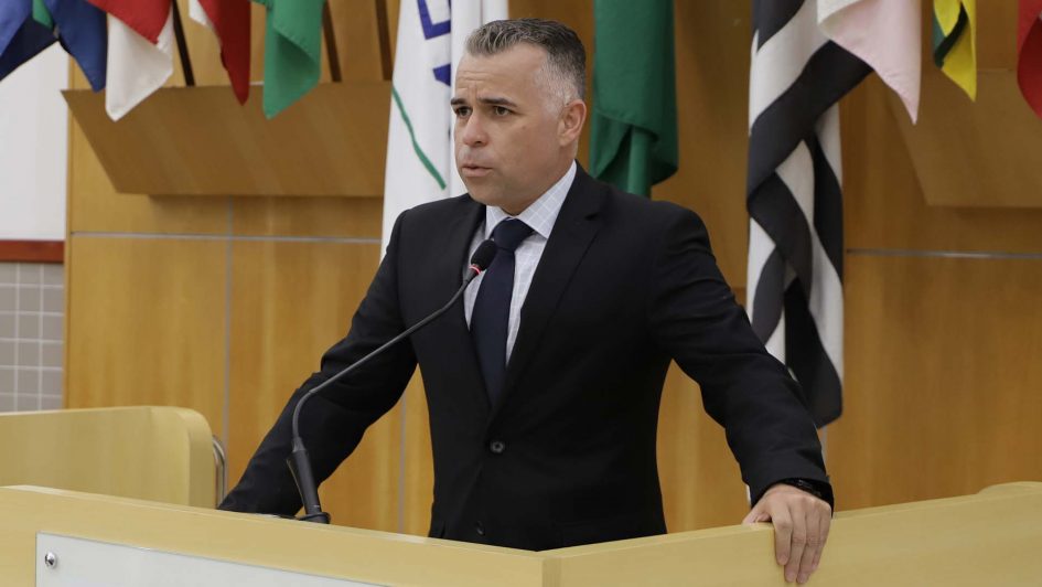 Luís Flávio cobra manutenção e limpeza no telhado do Mercado Municipal