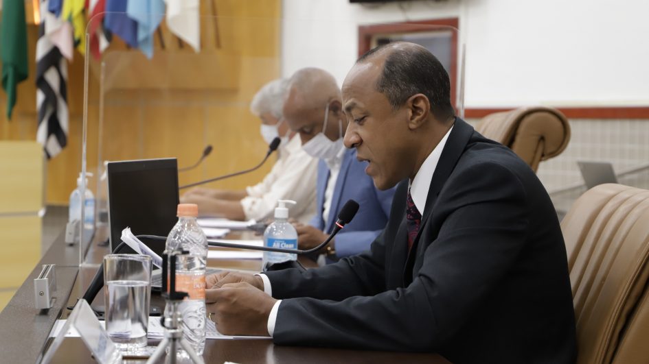 Rogério Timóteo questiona prefeito sobre prazo de entrega de praça no Jardim do Marquês