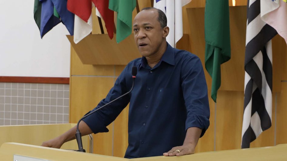 Rogério questiona Prefeitura sobre o número de crianças vacinadas contra Covid-19