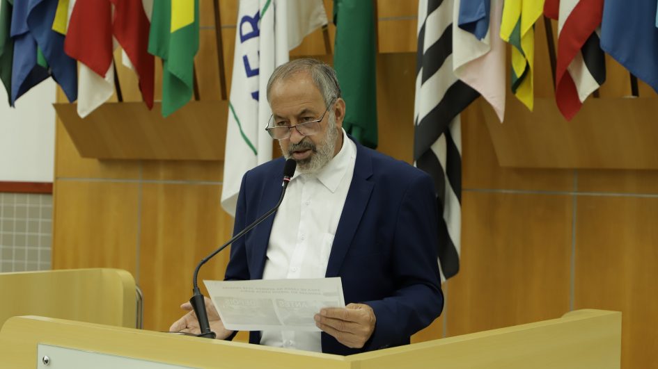 Valmir questiona Prefeitura sobre falta de manutenção em campo de futebol do Jardim Paraíso