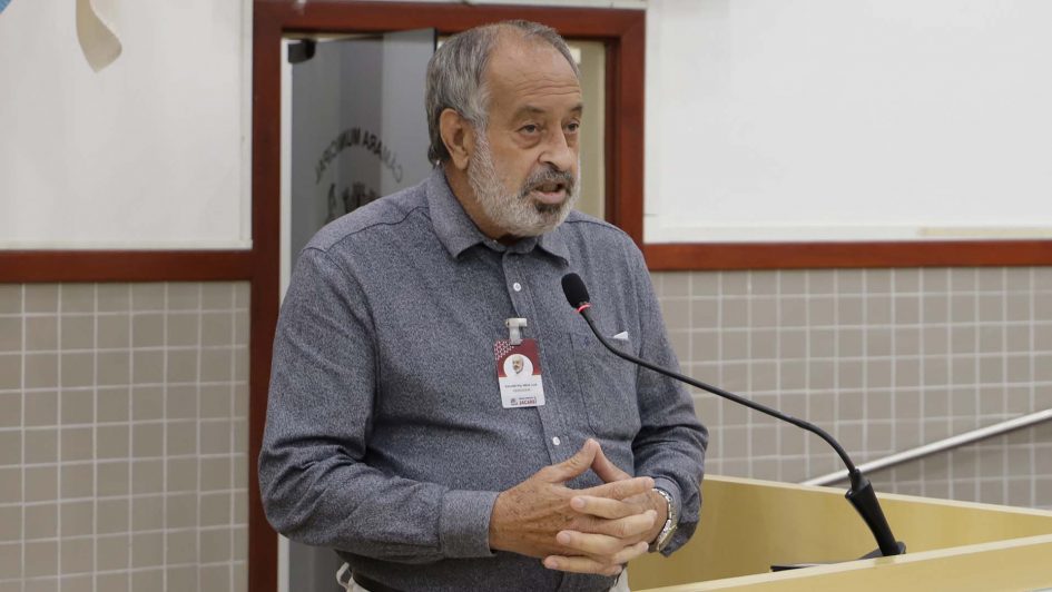 Valmir questiona demora para instalação de placas com nome de vias e praças públicas