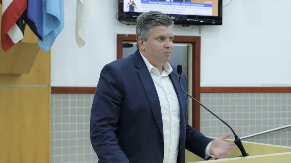 Dr. Rodrigo Salomon questiona Prefeitura sobre custos de concurso público para contratação de médicos