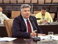 Dr. Rodrigo reforça pedido para consertar buraco em rua do centro