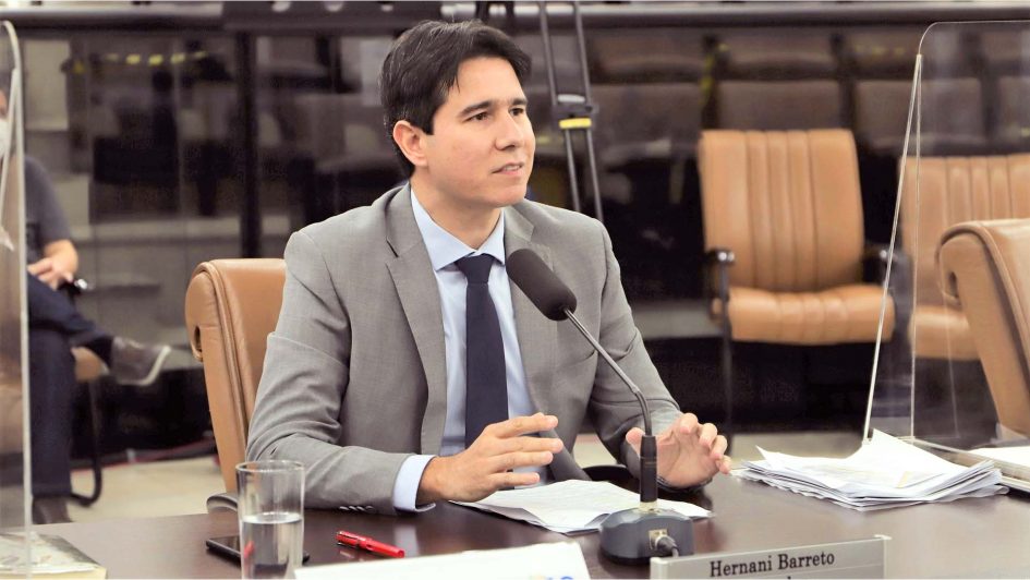 Hernani questiona prefeito sobre falta de profissionais da educação em creches