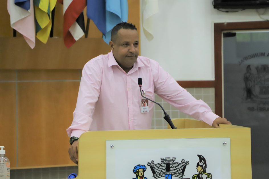 Roninha questiona Prefeitura sobre vazamento de água na Alfredo Schurig