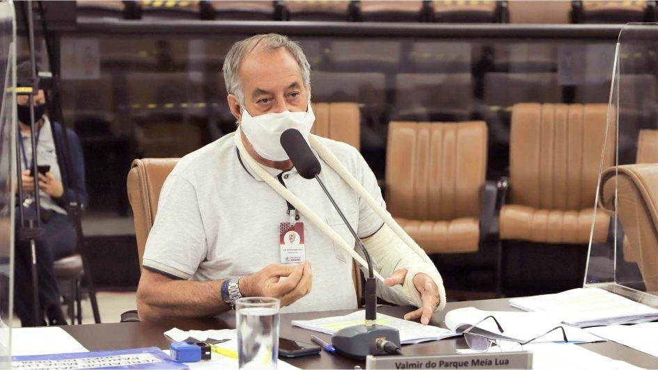 Valmir questiona prefeito sobre falta de capina no Cemitério Jardim da Paz